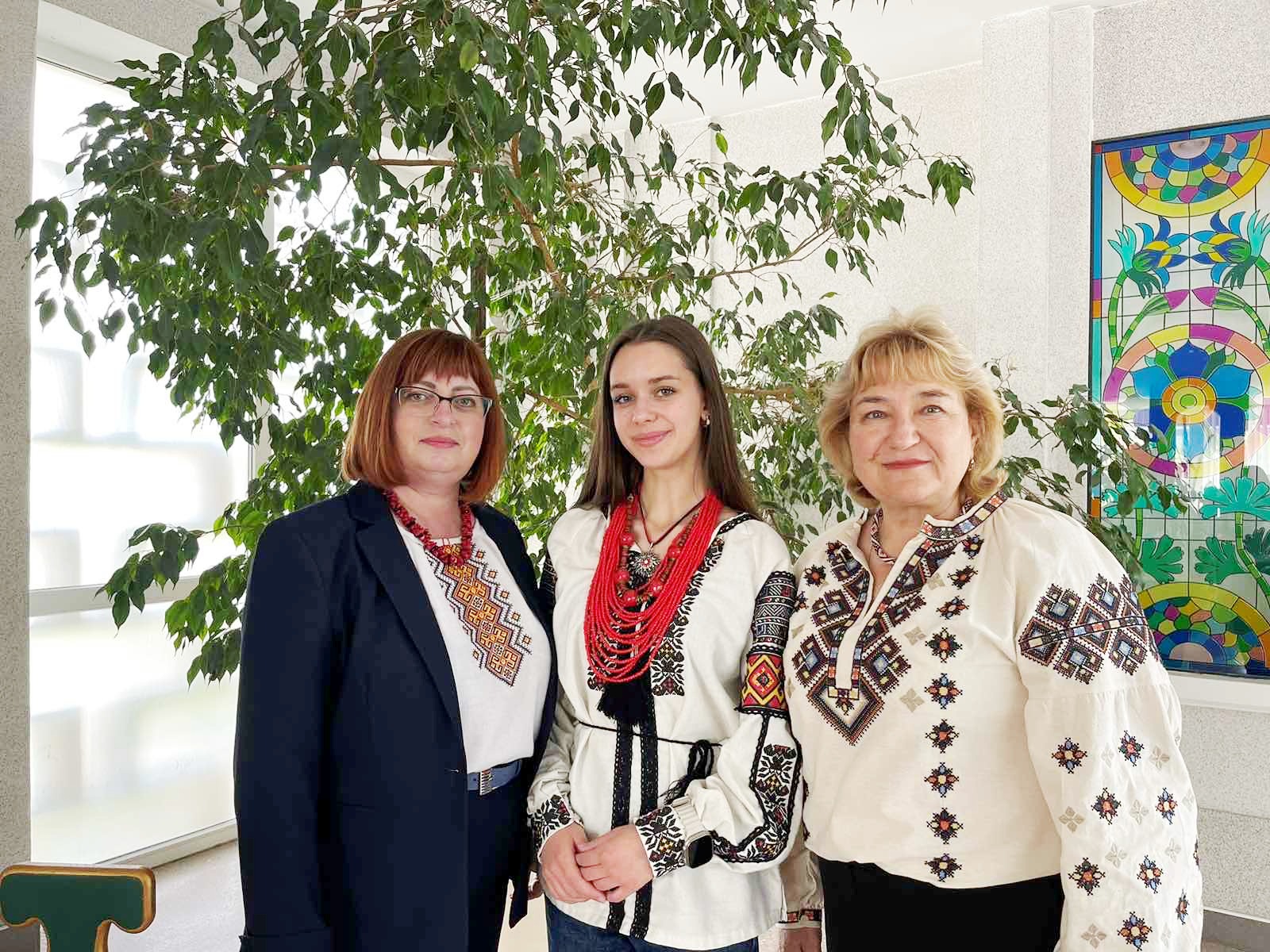 Майбутня  абітурієнтка Каміла Задорожна разом з науковими керівниками на хіміко-біологічному факультеті ТНПУ